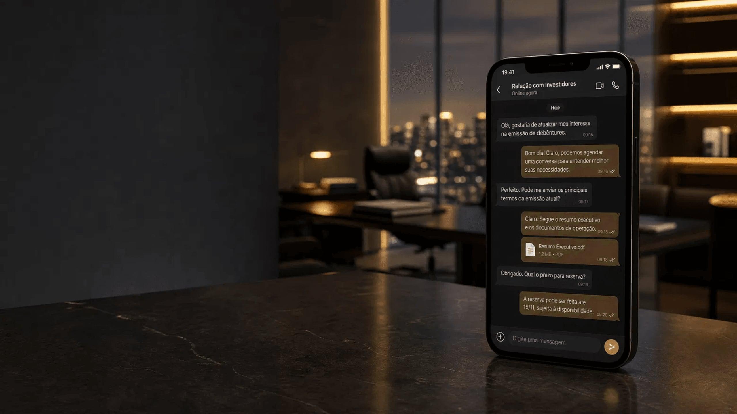 Escritório de investimentos ao anoitecer com smartphone exibindo conversa de relação com investidores no WhatsApp