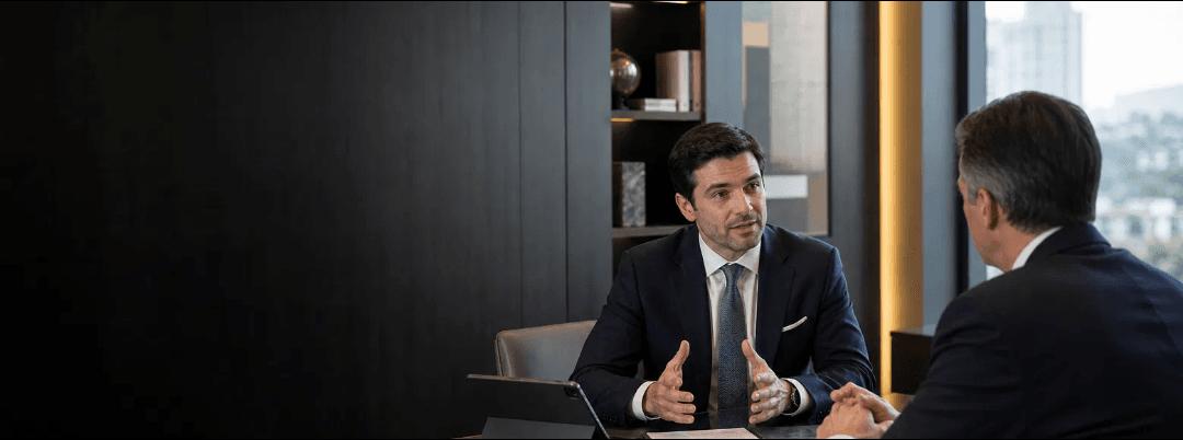 Reunião entre banker e investidor em escritório de investimentos